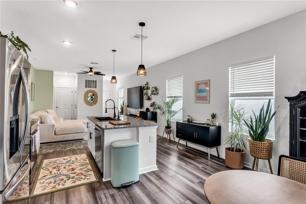 For Sale: $320,000 (3 beds, 2 baths, 1412 Square Feet)