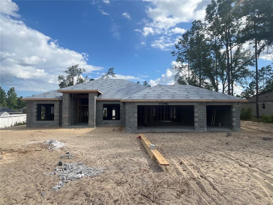 合同活跃: $399,050 (4 贝兹, 2 浴室, 2330 平方英尺)