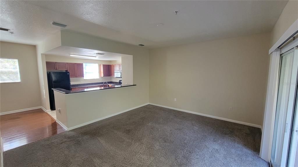 Activo con contrato: $1,875 (3 camas, 3 baños, 1780 Pies cuadrados)
