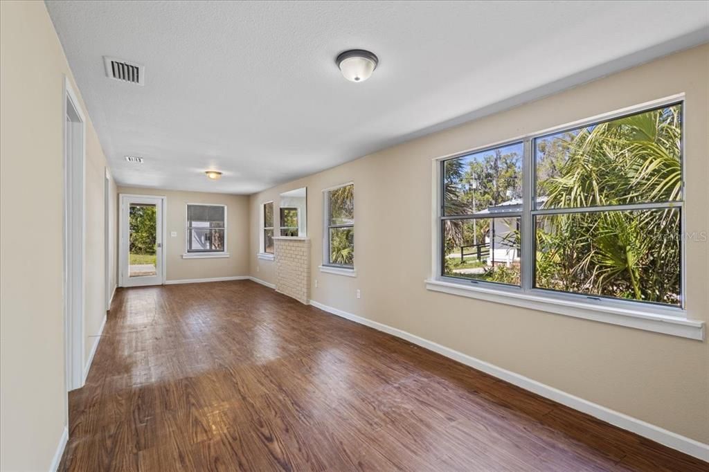 For Sale: $139,966 (2 beds, 2 baths, 1000 Square Feet)