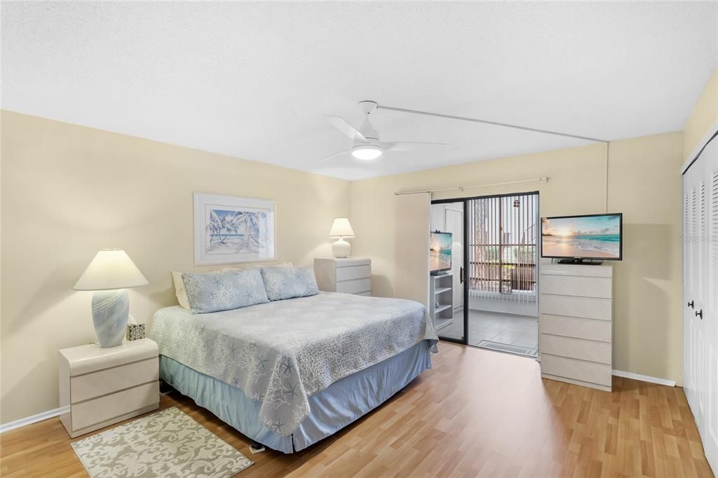 Active With Contract: $169,500 (2 beds, 2 baths, 1471 Square Feet)