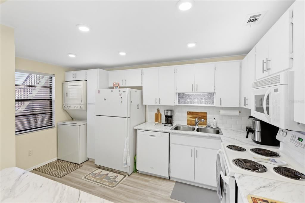 Active With Contract: $169,500 (2 beds, 2 baths, 1471 Square Feet)