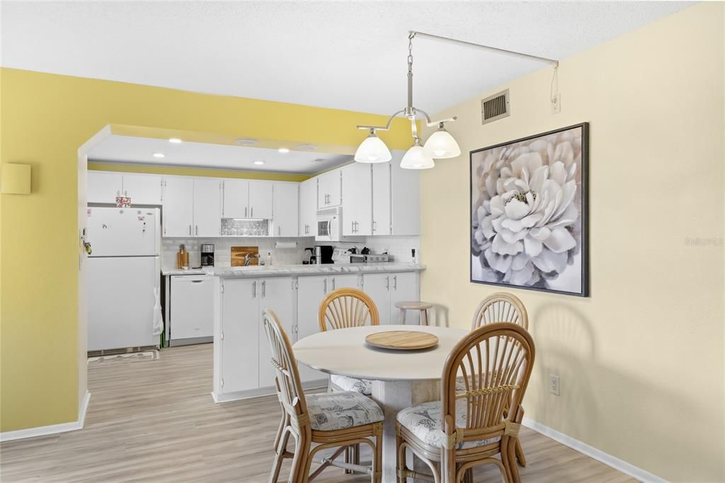 Active With Contract: $169,500 (2 beds, 2 baths, 1471 Square Feet)