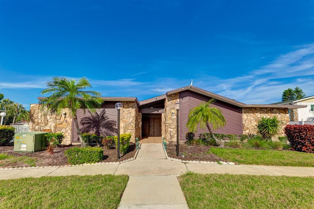 Active With Contract: $169,500 (2 beds, 2 baths, 1471 Square Feet)