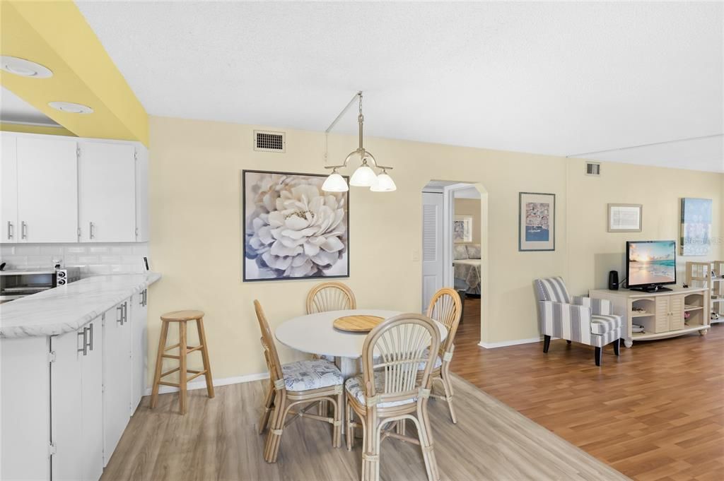 Active With Contract: $169,500 (2 beds, 2 baths, 1471 Square Feet)