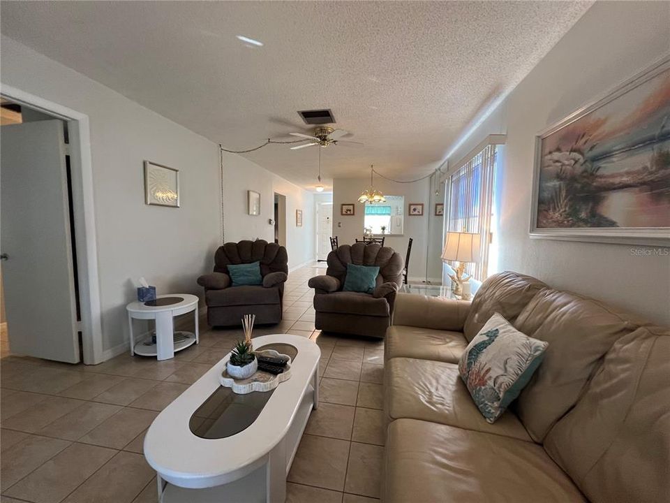 For Rent: $2,000 (2 beds, 2 baths, 923 Square Feet)