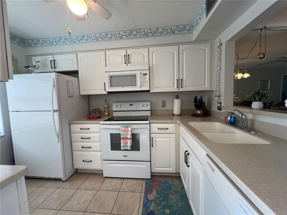 For Rent: $2,000 (2 beds, 2 baths, 923 Square Feet)
