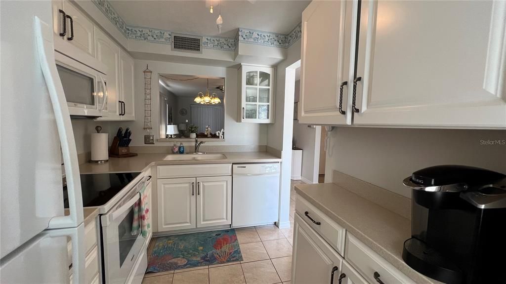 For Rent: $2,000 (2 beds, 2 baths, 923 Square Feet)