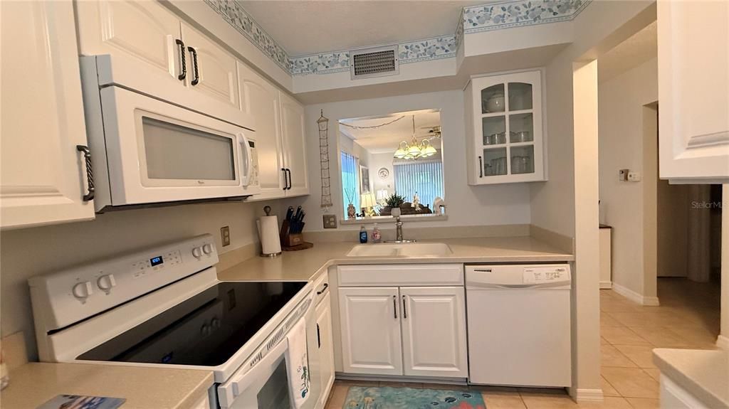 For Rent: $2,000 (2 beds, 2 baths, 923 Square Feet)