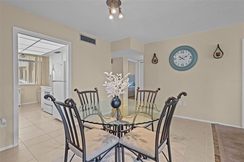 На продажу: $180,000 (2 спален, 2 ванн, 1200 Квадратных фут)