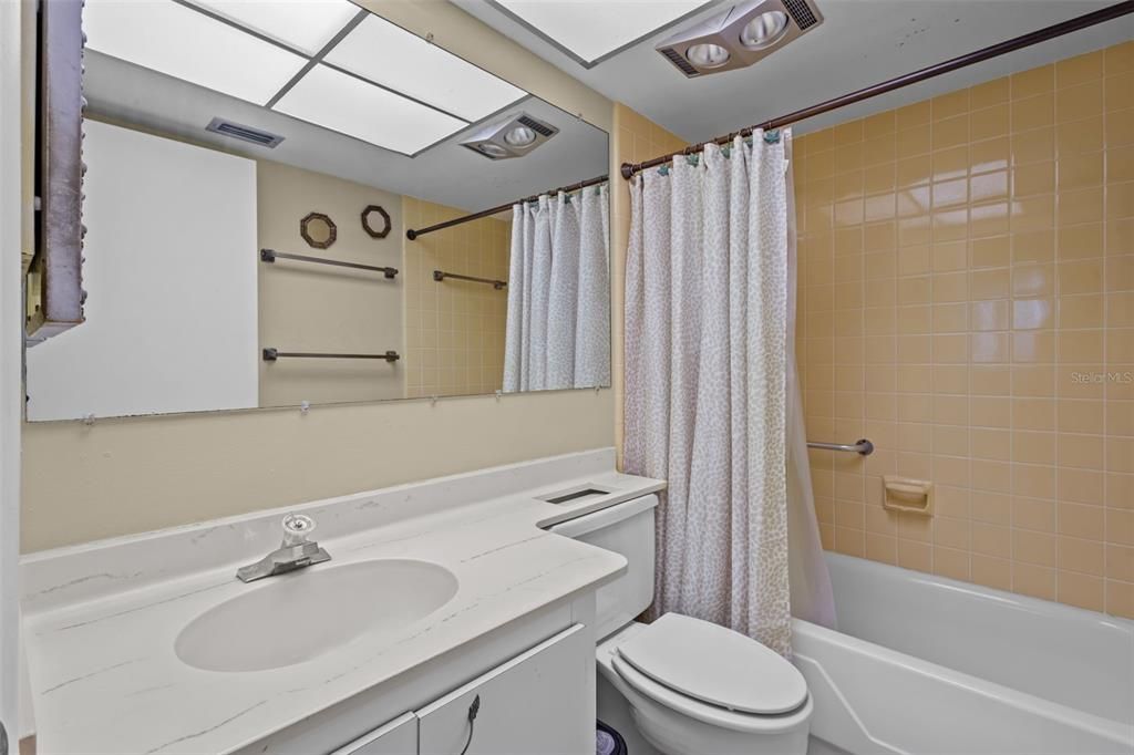 На продажу: $180,000 (2 спален, 2 ванн, 1200 Квадратных фут)