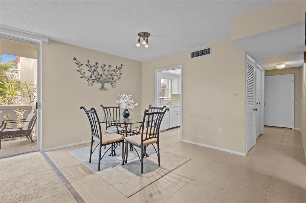 На продажу: $180,000 (2 спален, 2 ванн, 1200 Квадратных фут)