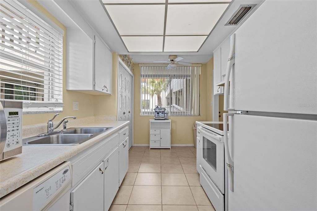 На продажу: $180,000 (2 спален, 2 ванн, 1200 Квадратных фут)