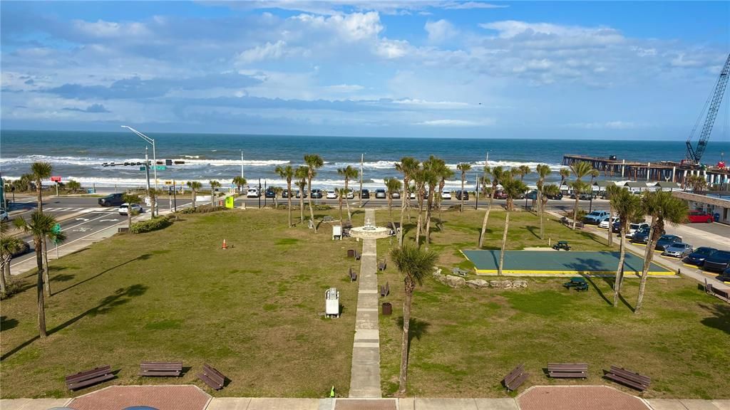 На продажу: $445,000 (0.15 acres)