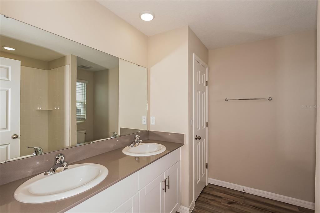 Activo con contrato: $349,999 (4 camas, 2 baños, 2039 Pies cuadrados)