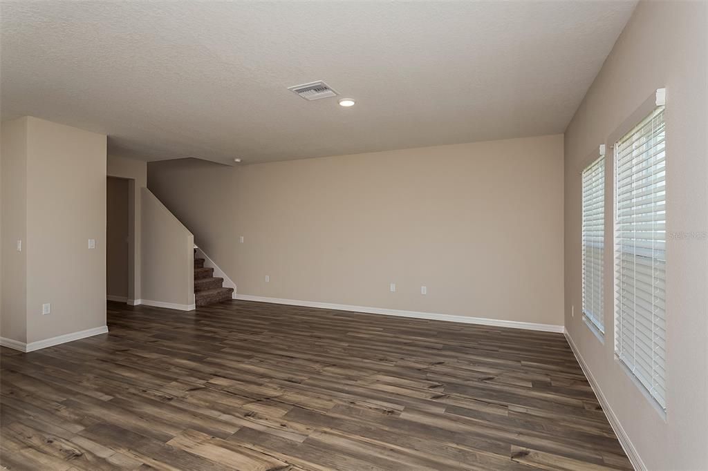 Activo con contrato: $349,999 (4 camas, 2 baños, 2039 Pies cuadrados)