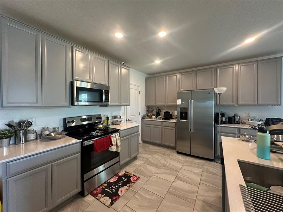 Active With Contract: $2,899 (5 beds, 2 baths, 2879 Square Feet)