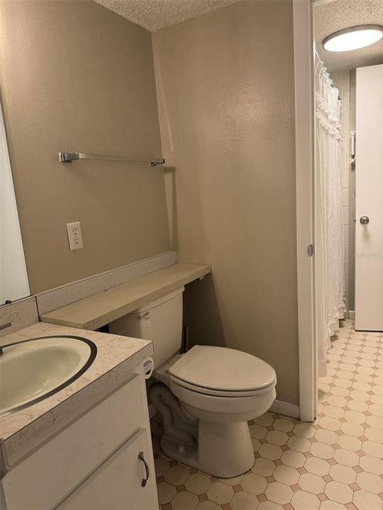 待售: $139,000 (2 贝兹, 1 浴室, 1027 平方英尺)