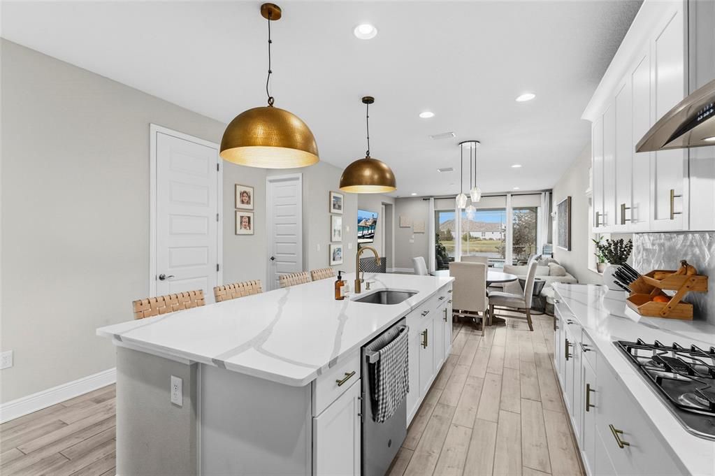 Activo con contrato: $749,000 (4 camas, 2 baños, 3077 Pies cuadrados)