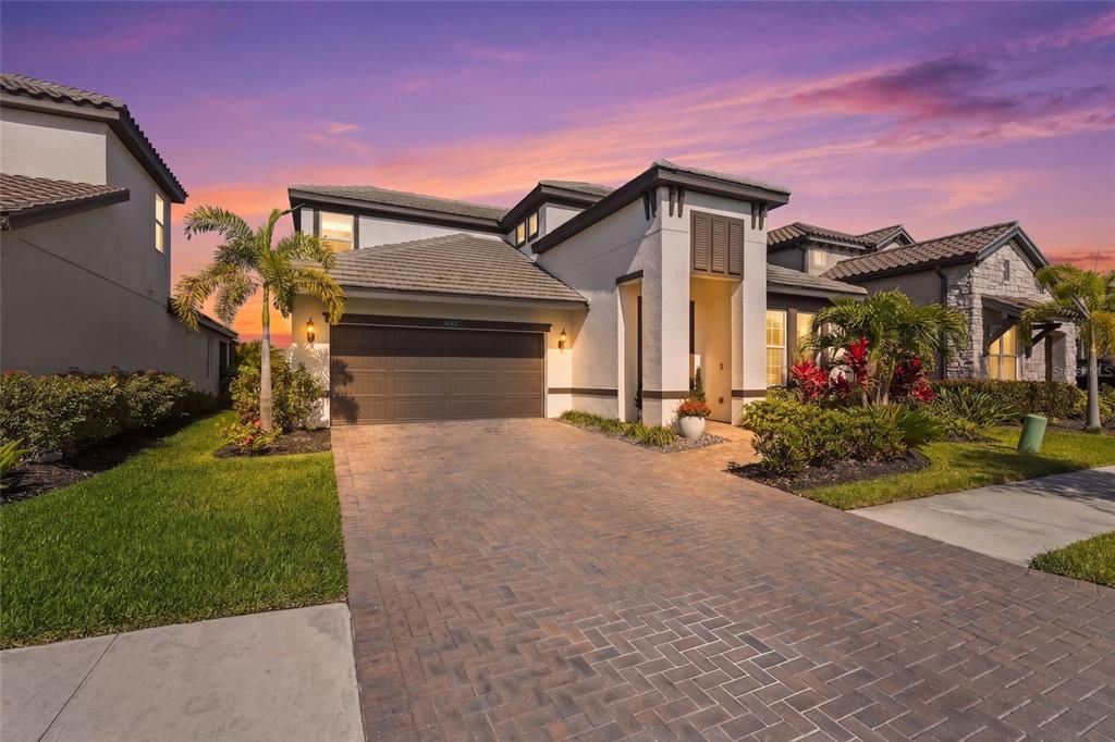 Activo con contrato: $749,000 (4 camas, 2 baños, 3077 Pies cuadrados)