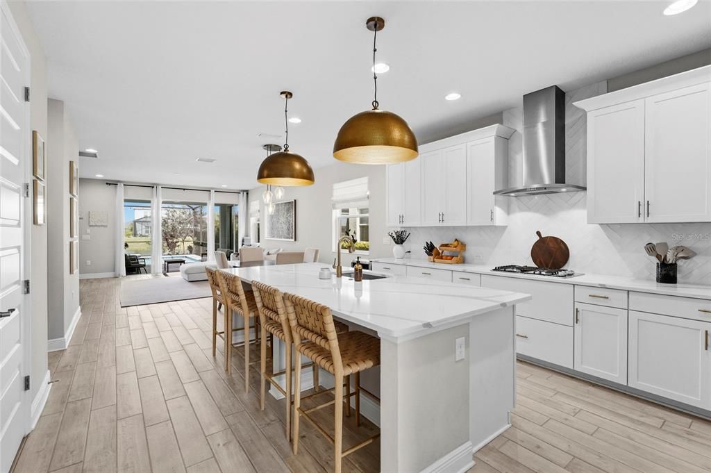 Activo con contrato: $749,000 (4 camas, 2 baños, 3077 Pies cuadrados)