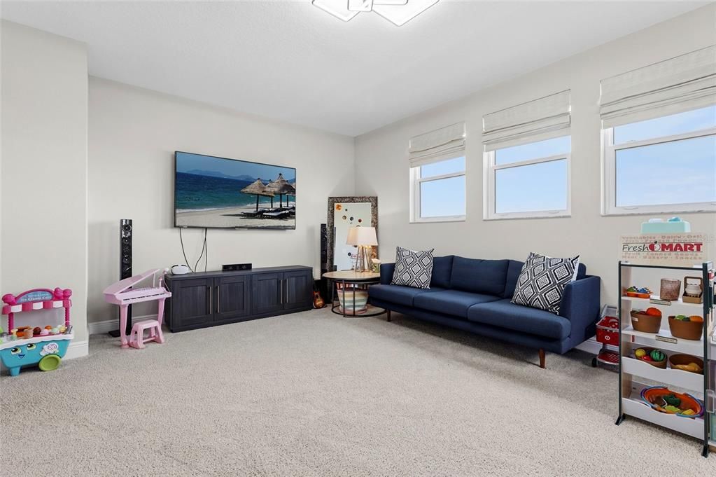 Activo con contrato: $749,000 (4 camas, 2 baños, 3077 Pies cuadrados)