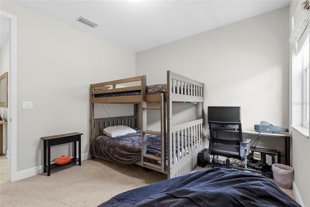 Activo con contrato: $749,000 (4 camas, 2 baños, 3077 Pies cuadrados)