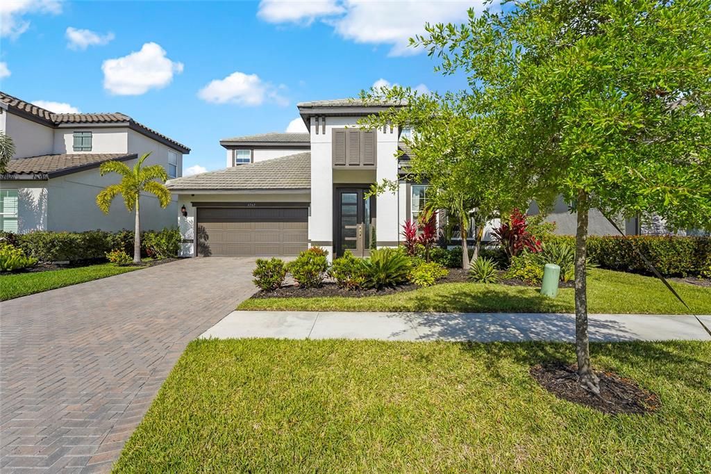 Activo con contrato: $749,000 (4 camas, 2 baños, 3077 Pies cuadrados)