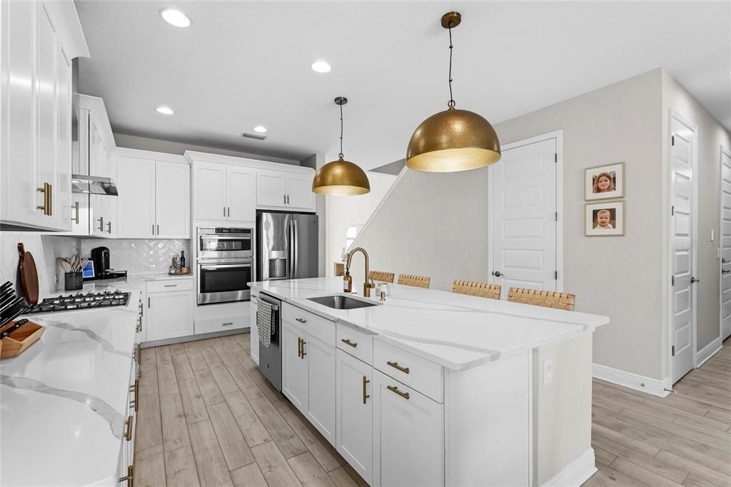Activo con contrato: $749,000 (4 camas, 2 baños, 3077 Pies cuadrados)