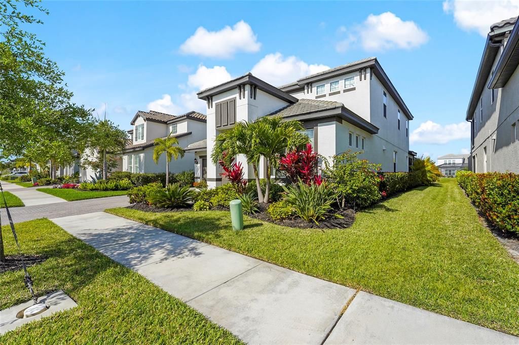Activo con contrato: $749,000 (4 camas, 2 baños, 3077 Pies cuadrados)