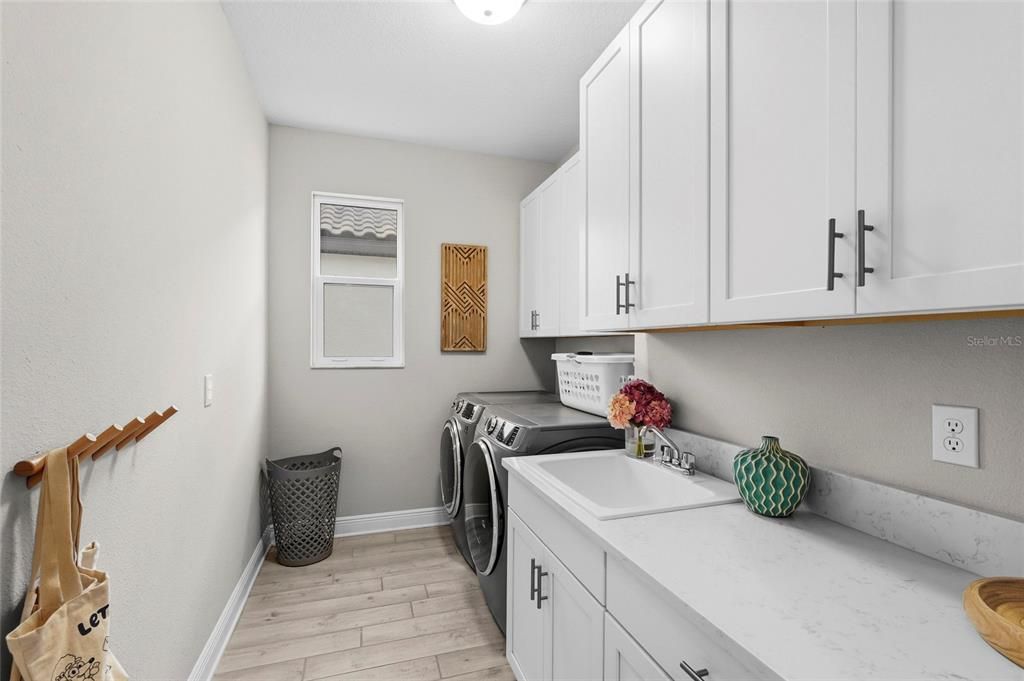 Activo con contrato: $749,000 (4 camas, 2 baños, 3077 Pies cuadrados)