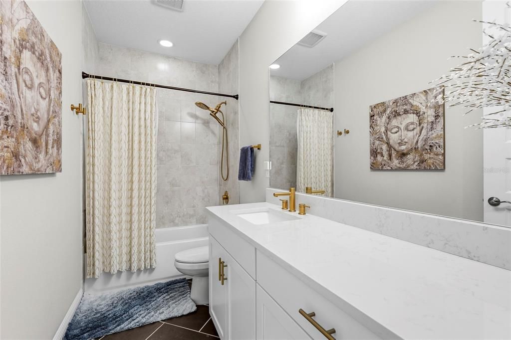 Activo con contrato: $749,000 (4 camas, 2 baños, 3077 Pies cuadrados)