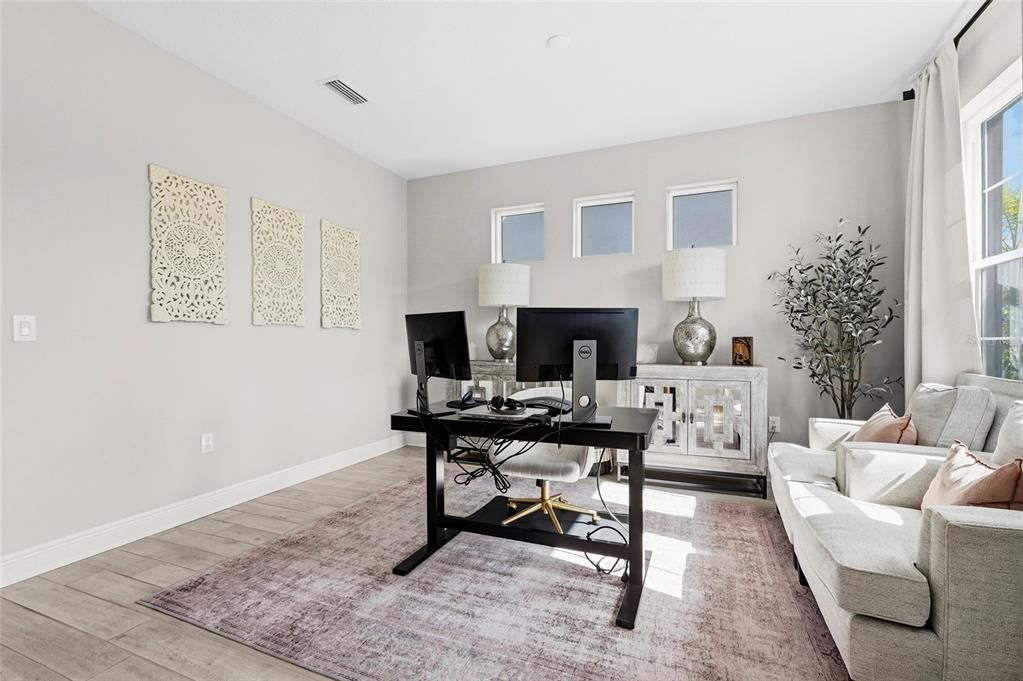 Activo con contrato: $749,000 (4 camas, 2 baños, 3077 Pies cuadrados)