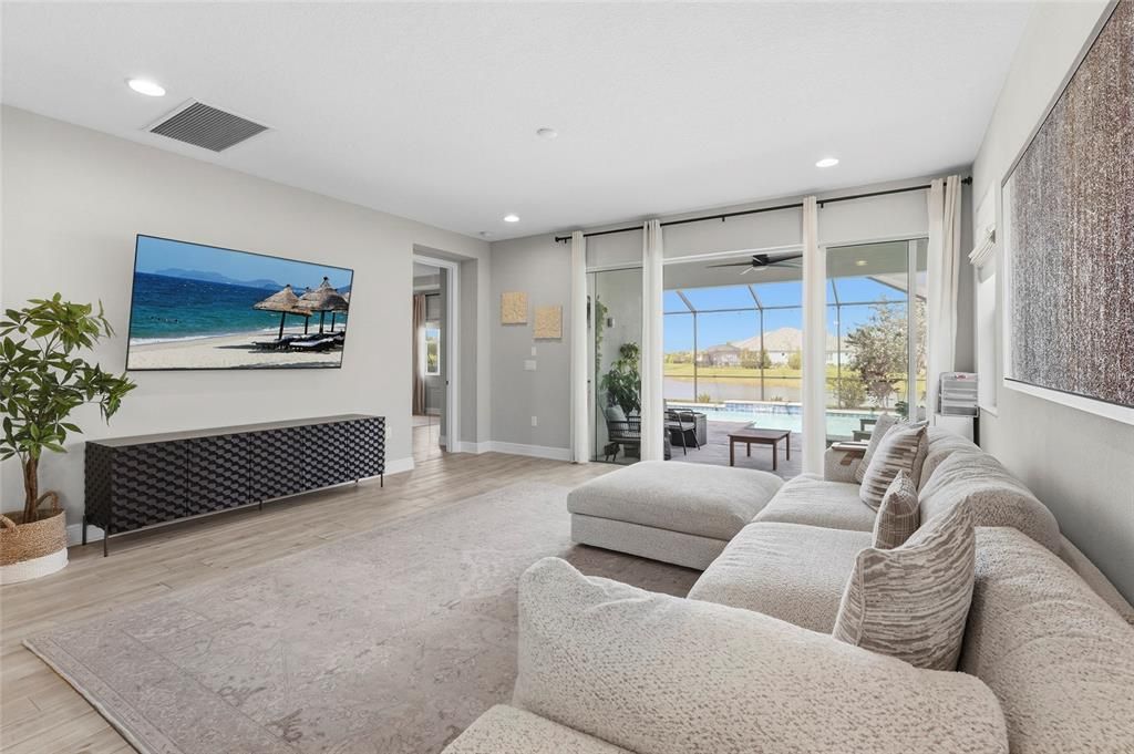 Activo con contrato: $749,000 (4 camas, 2 baños, 3077 Pies cuadrados)