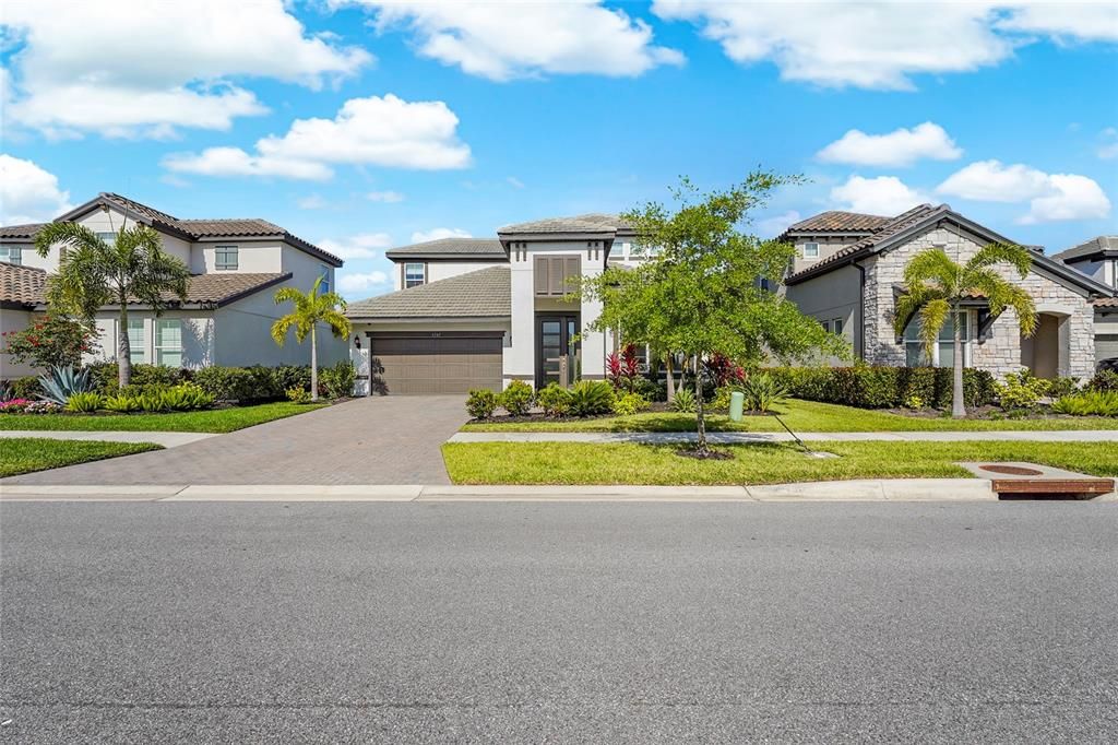 Activo con contrato: $749,000 (4 camas, 2 baños, 3077 Pies cuadrados)
