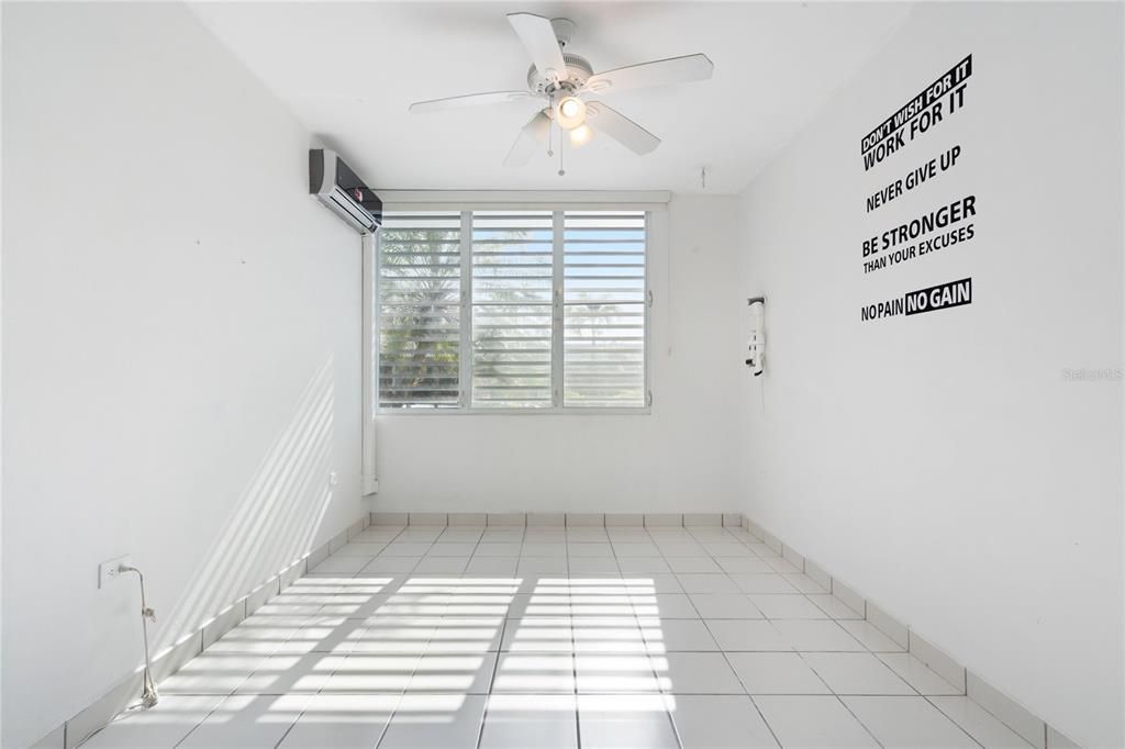 Activo con contrato: $1,195,000 (4 camas, 2 baños, 3132 Pies cuadrados)