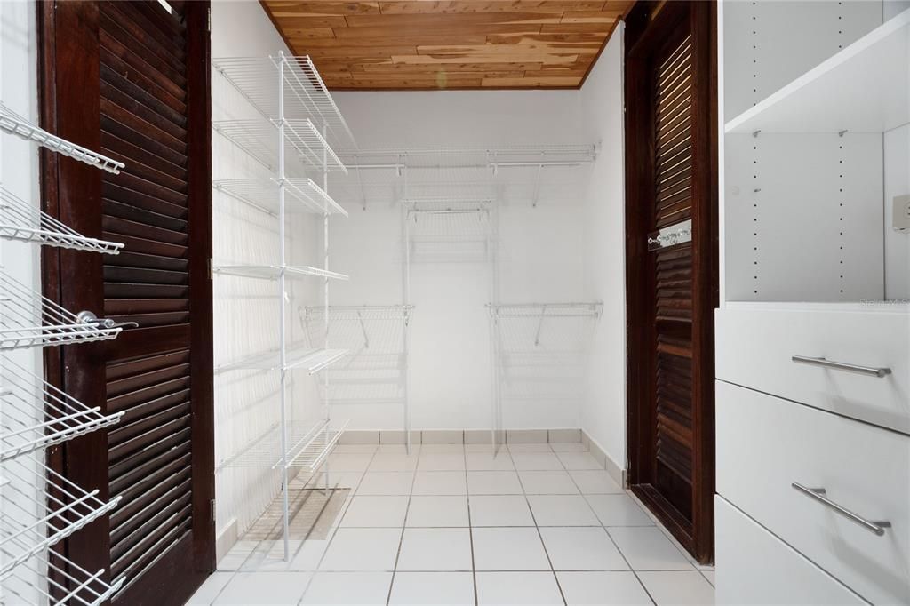 Activo con contrato: $1,195,000 (4 camas, 2 baños, 3132 Pies cuadrados)