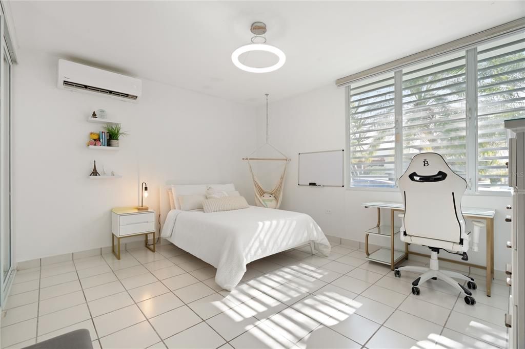 Activo con contrato: $1,195,000 (4 camas, 2 baños, 3132 Pies cuadrados)