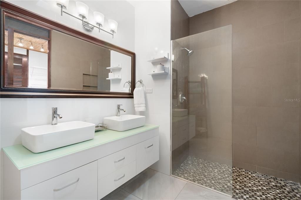 Activo con contrato: $1,195,000 (4 camas, 2 baños, 3132 Pies cuadrados)