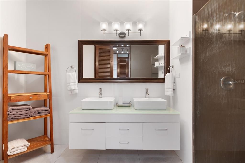 Activo con contrato: $1,195,000 (4 camas, 2 baños, 3132 Pies cuadrados)