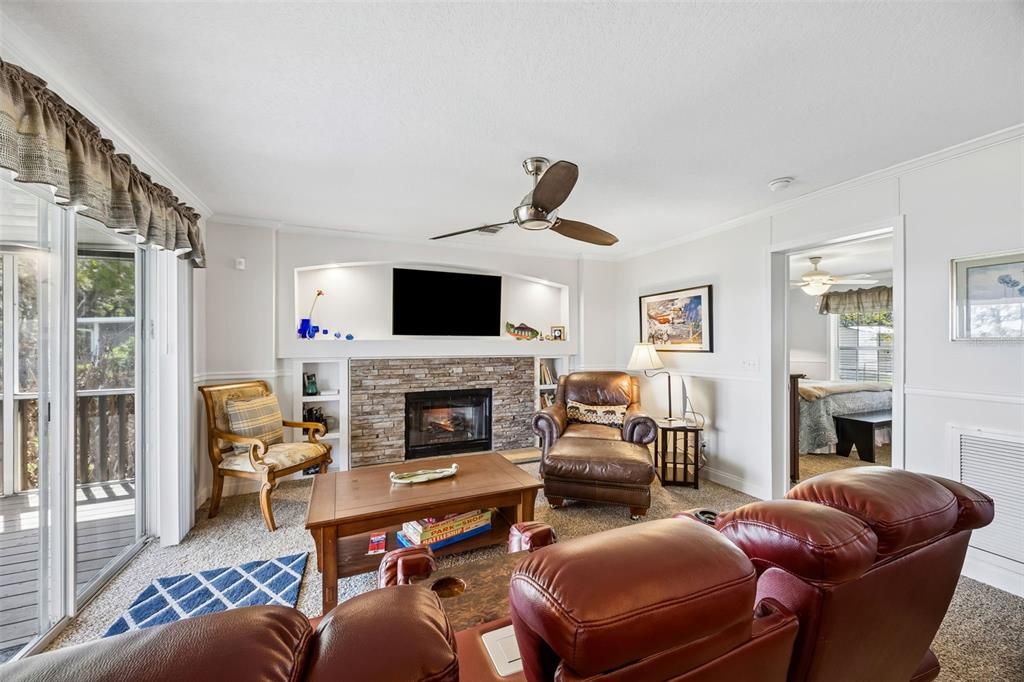 For Sale: $574,999 (2 beds, 2 baths, 1352 Square Feet)