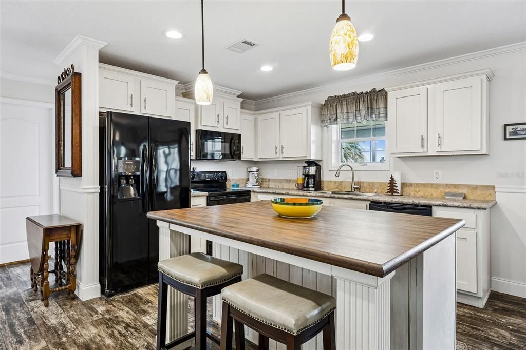 For Sale: $574,999 (2 beds, 2 baths, 1352 Square Feet)
