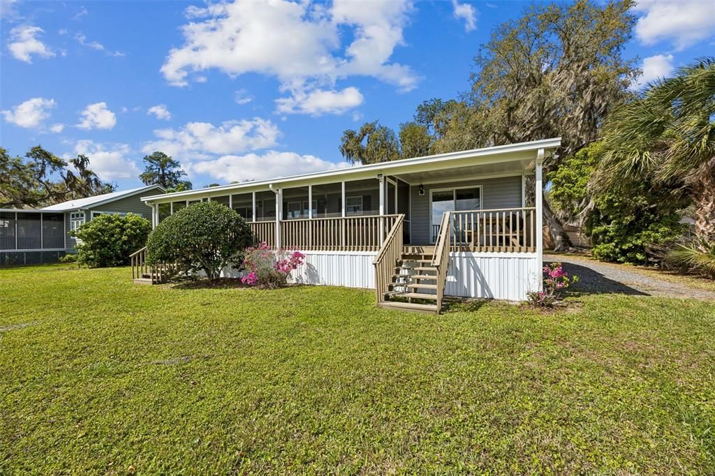 For Sale: $574,999 (2 beds, 2 baths, 1352 Square Feet)