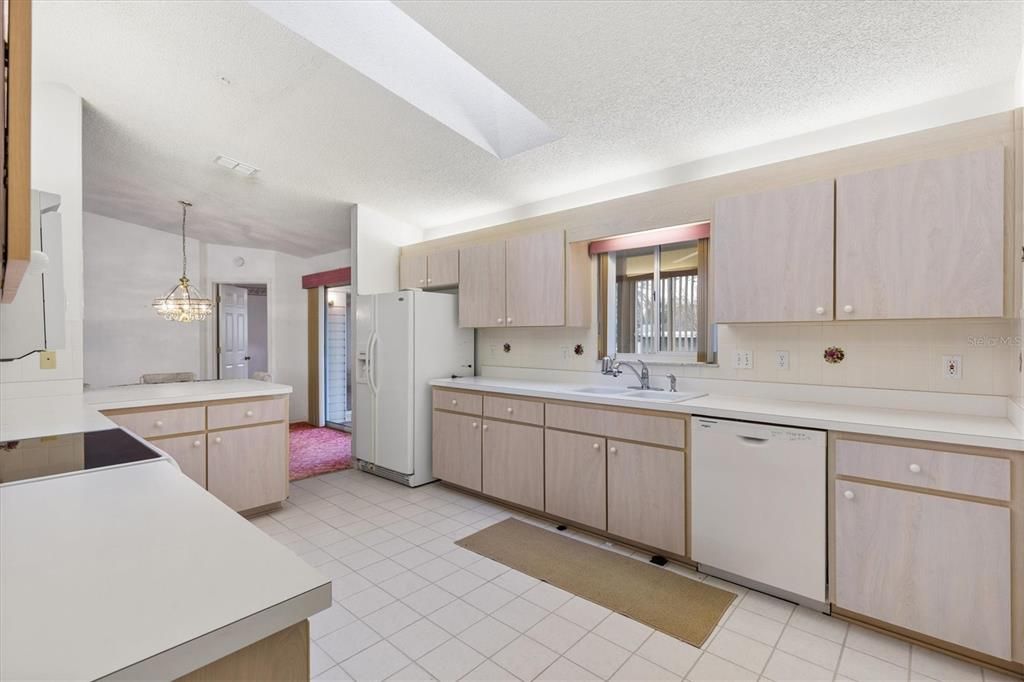 Active With Contract: $179,000 (2 beds, 2 baths, 1356 Square Feet)