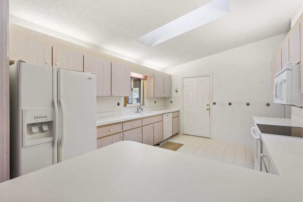 Active With Contract: $179,000 (2 beds, 2 baths, 1356 Square Feet)