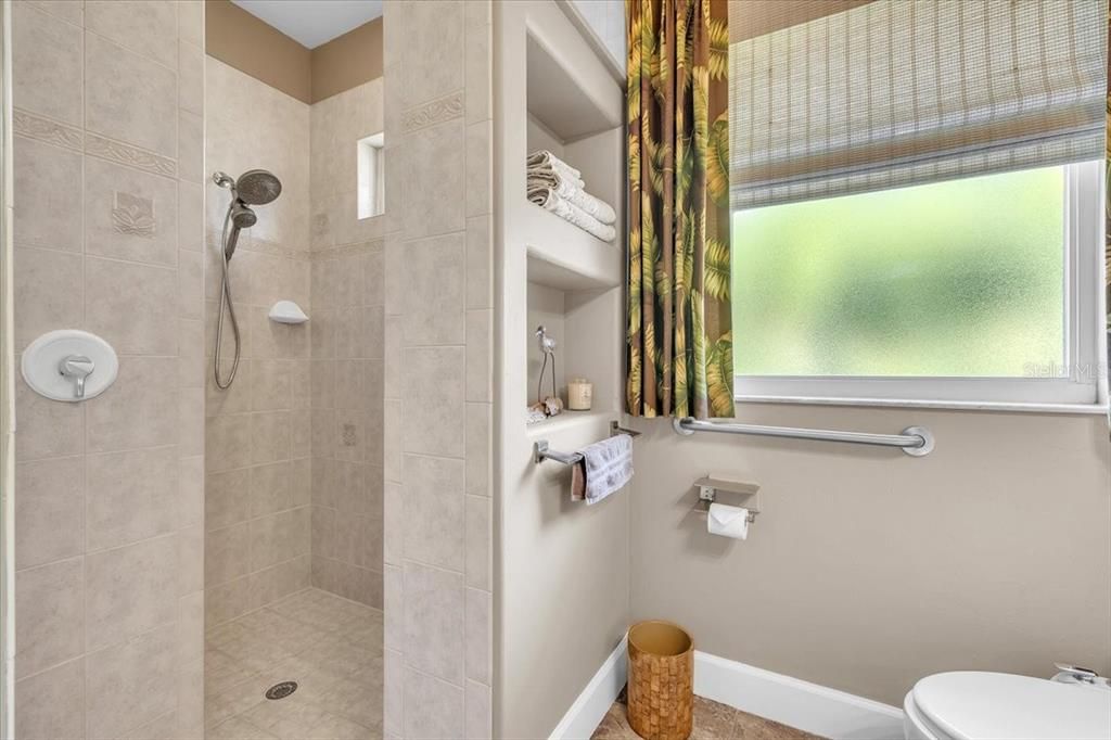 Activo con contrato: $840,950 (3 camas, 2 baños, 2338 Pies cuadrados)