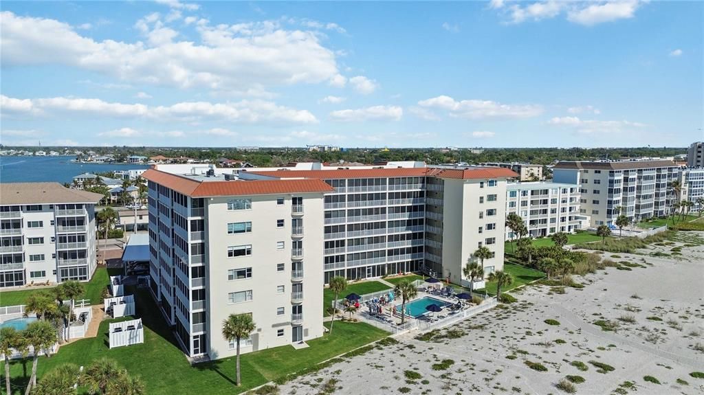 For Sale: $675,000 (2 beds, 2 baths, 1205 Square Feet)