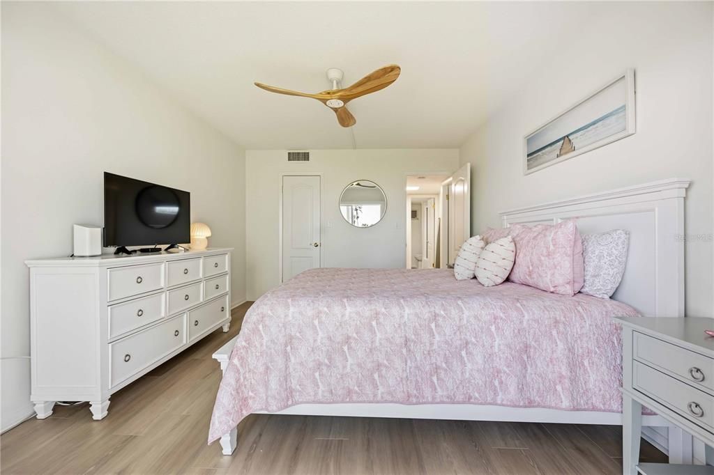 For Sale: $675,000 (2 beds, 2 baths, 1205 Square Feet)