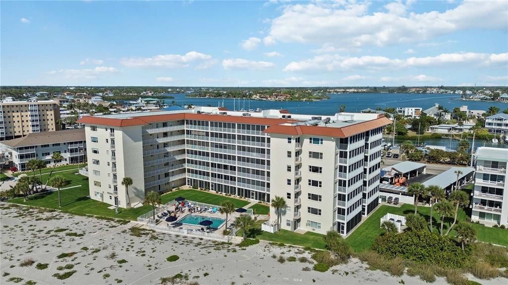 For Sale: $675,000 (2 beds, 2 baths, 1205 Square Feet)