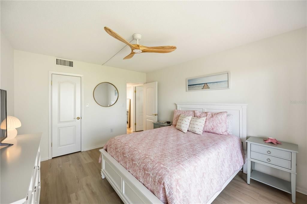 For Sale: $675,000 (2 beds, 2 baths, 1205 Square Feet)